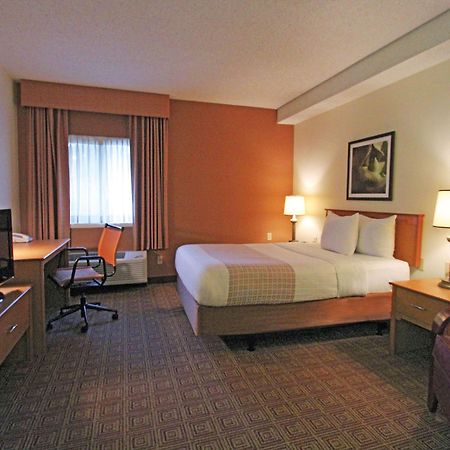 Отель La Quinta By Wyndham Orlando South Williamsburg Экстерьер фото