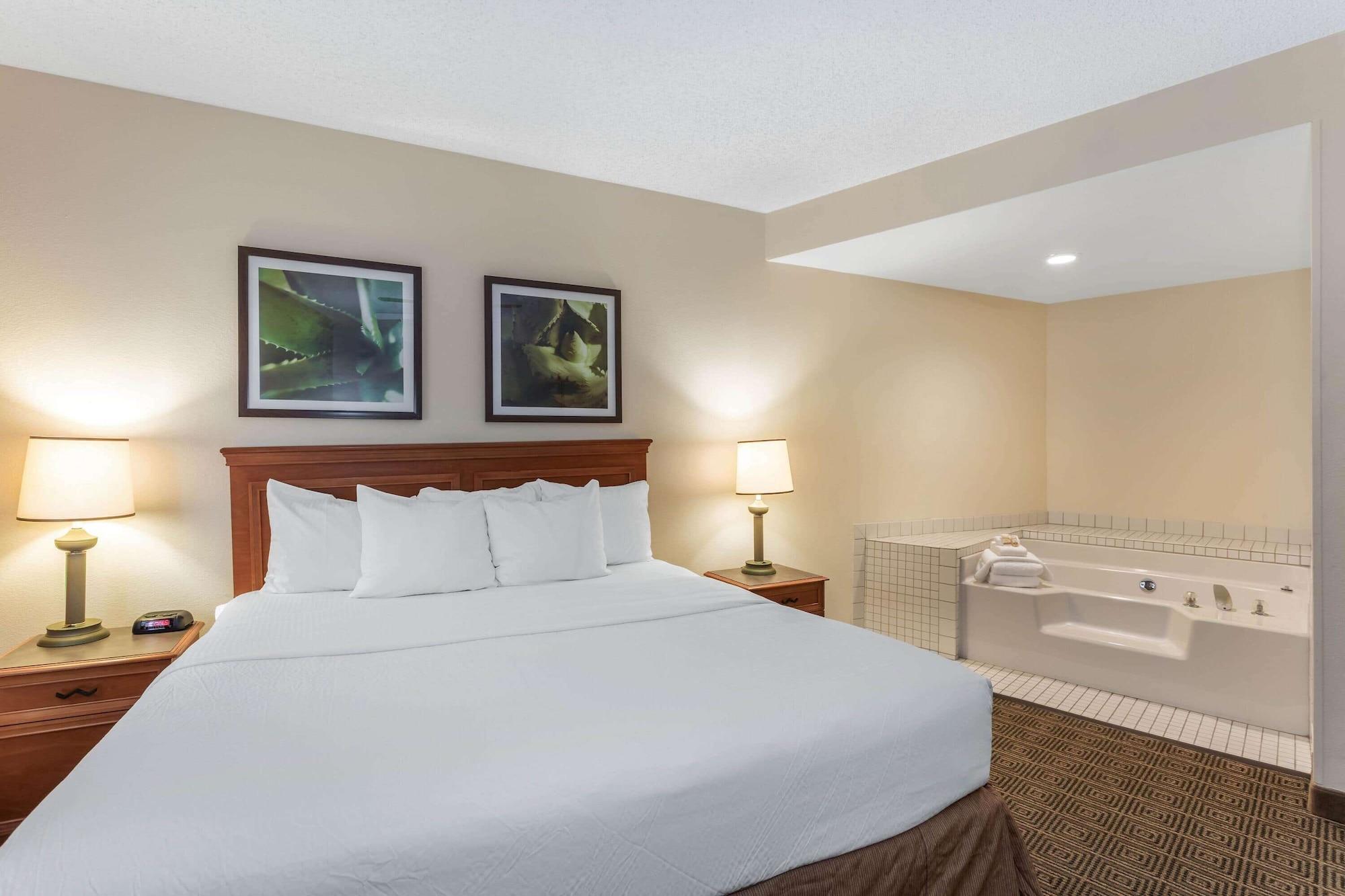 Отель La Quinta By Wyndham Orlando South Williamsburg Экстерьер фото