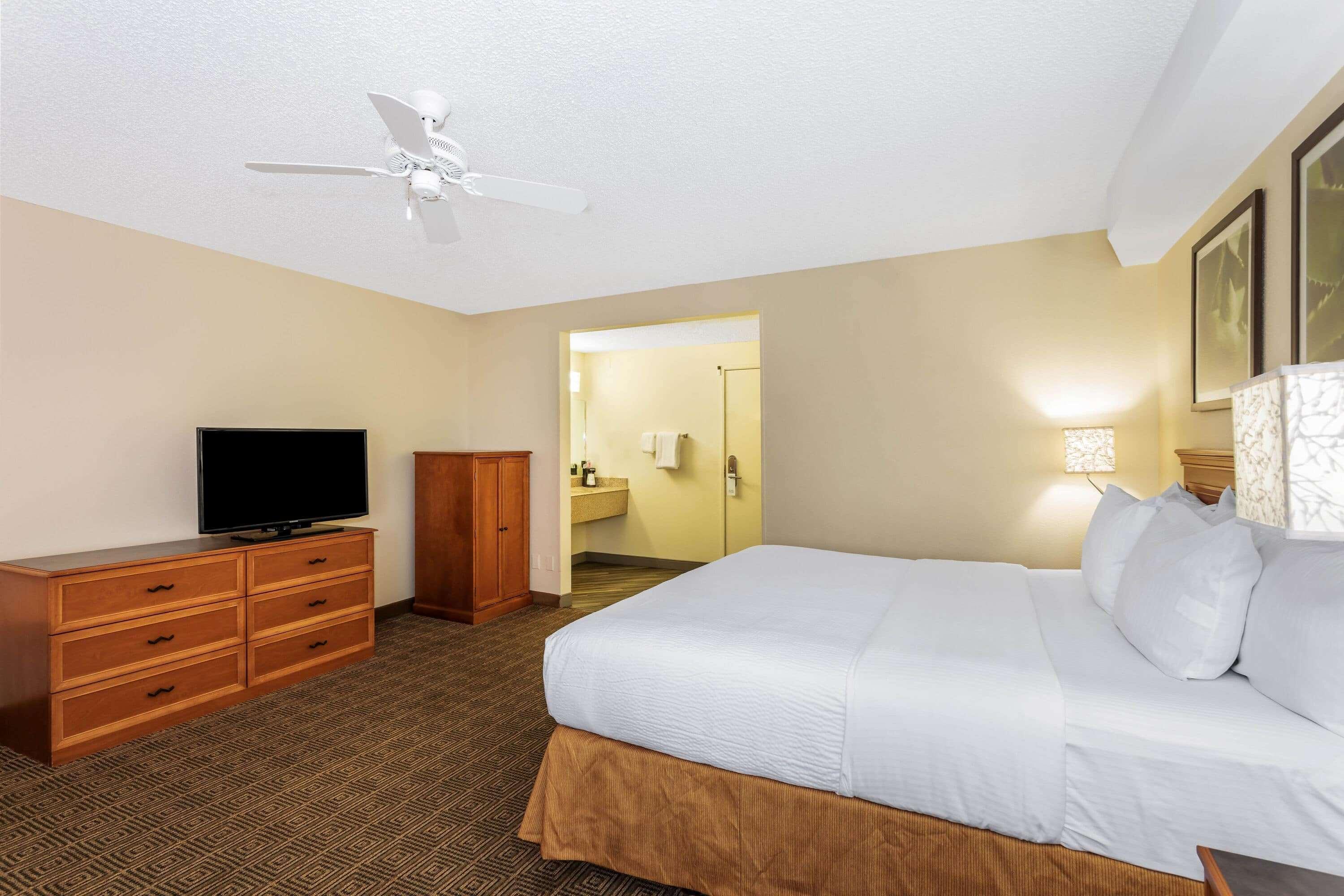 Отель La Quinta By Wyndham Orlando South Williamsburg Экстерьер фото