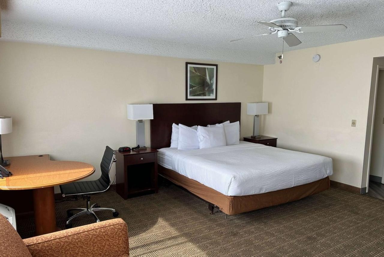 Отель La Quinta By Wyndham Orlando South Williamsburg Экстерьер фото