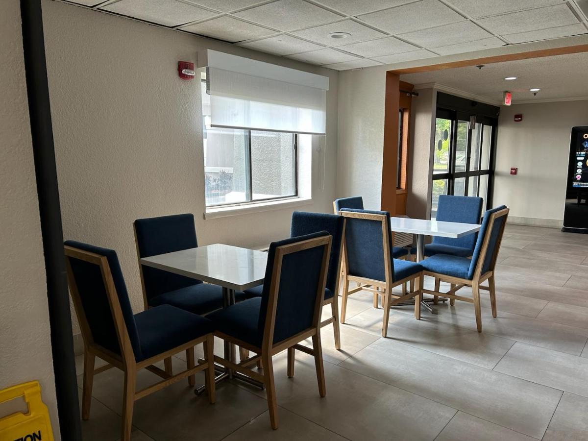 Отель La Quinta By Wyndham Orlando South Williamsburg Экстерьер фото