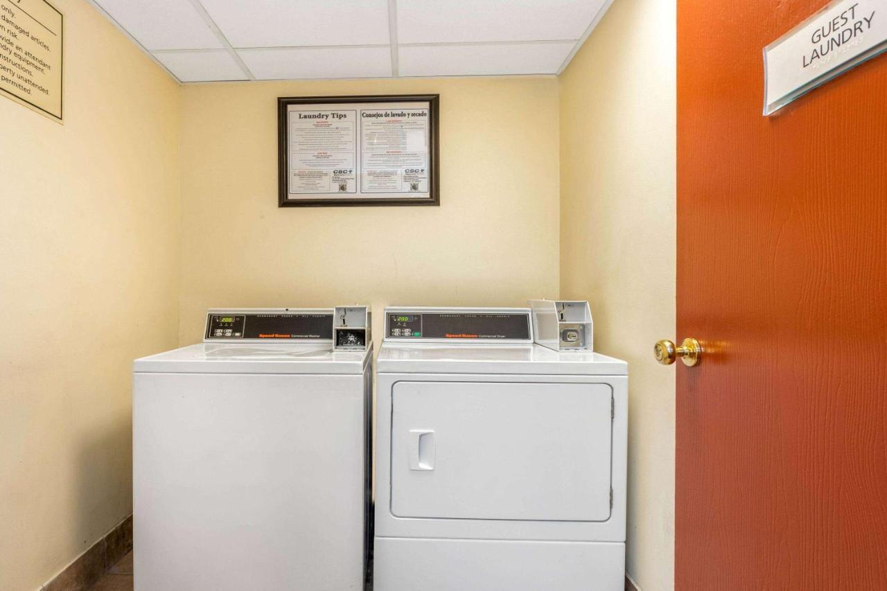 Отель La Quinta By Wyndham Orlando South Williamsburg Экстерьер фото