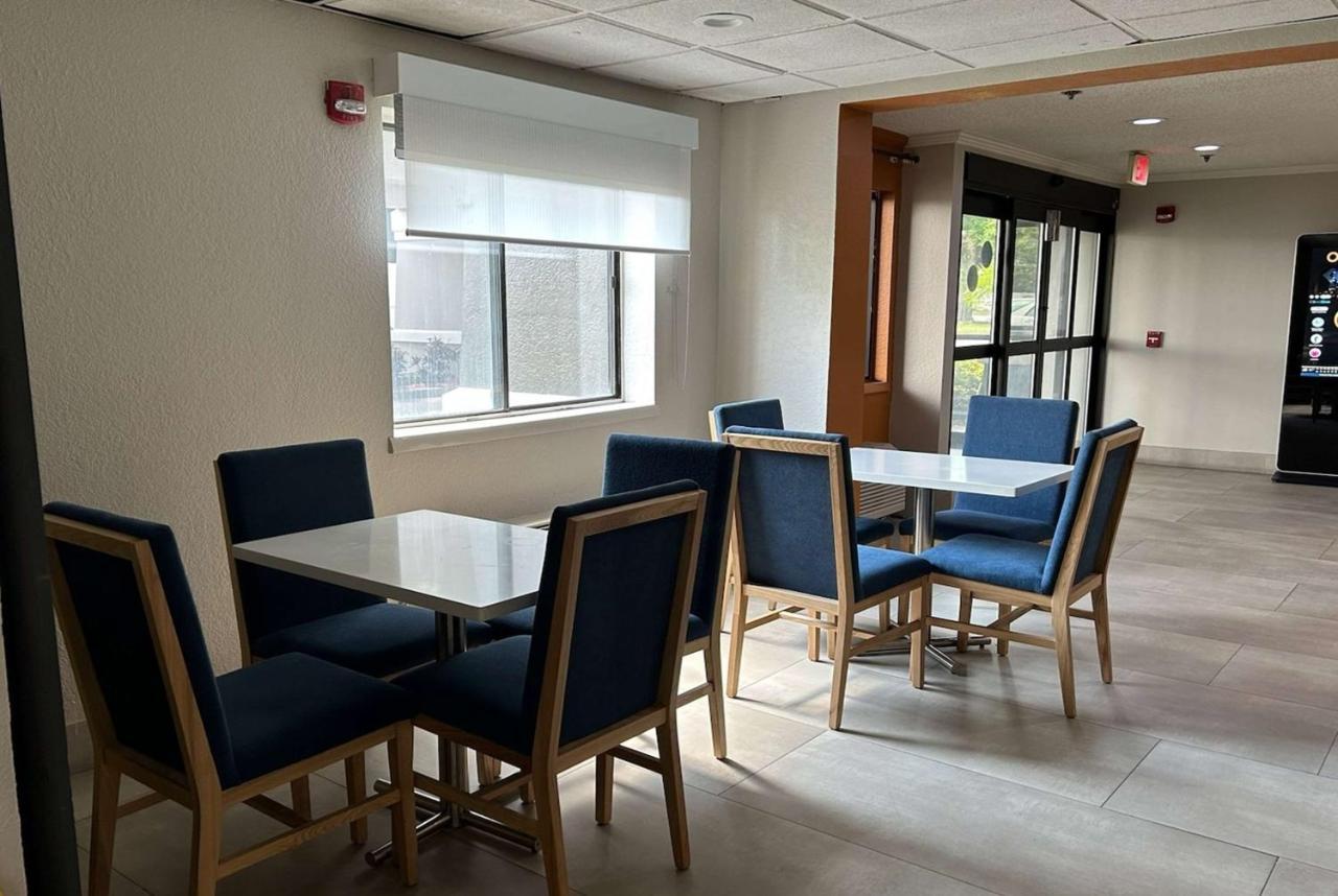 Отель La Quinta By Wyndham Orlando South Williamsburg Экстерьер фото