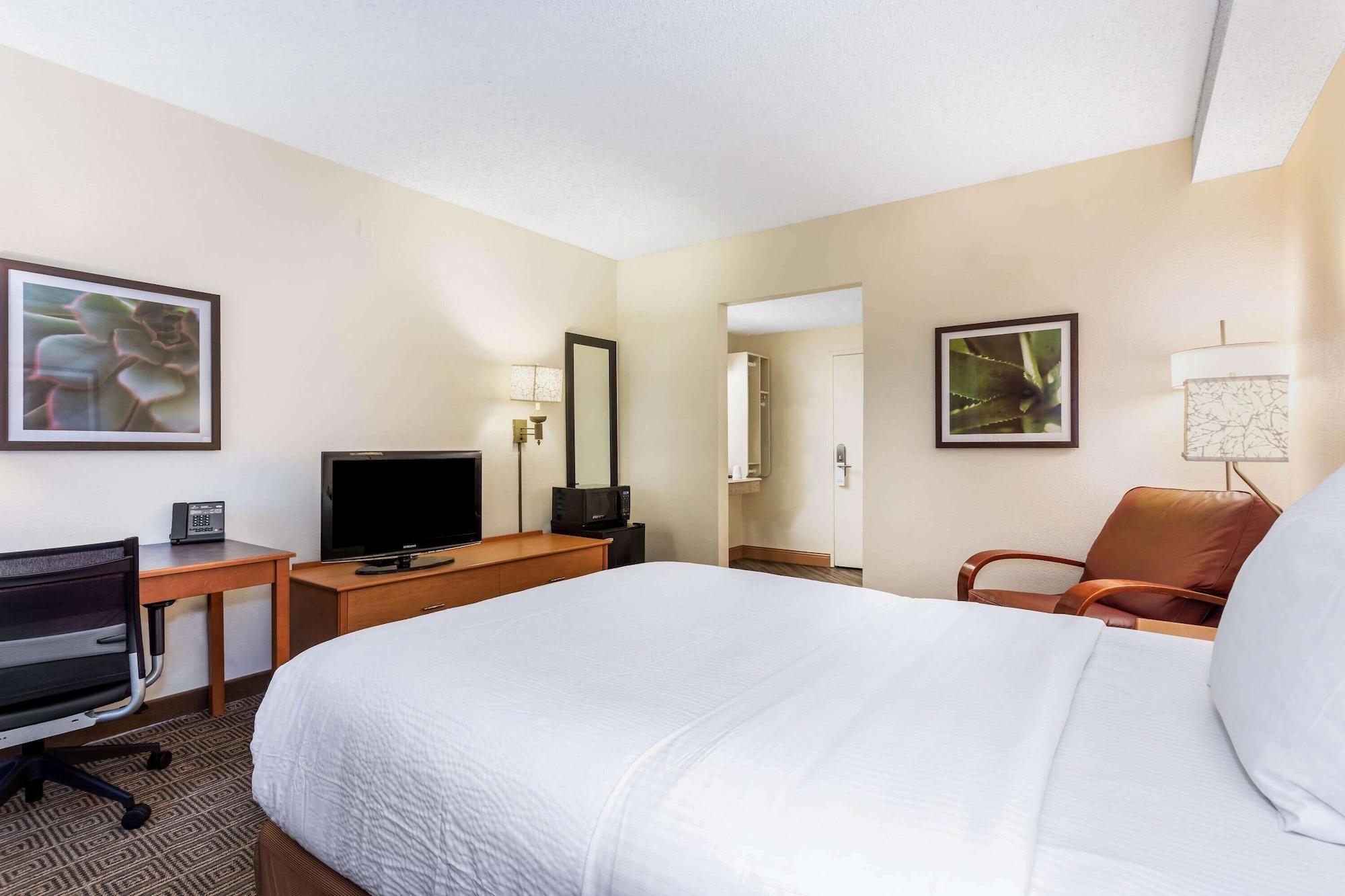 Отель La Quinta By Wyndham Orlando South Williamsburg Экстерьер фото